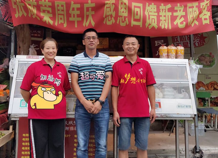 张成荣电烤鸡架夫妻创业典范，烟台祥和农贸市场夫妻店生意火爆！